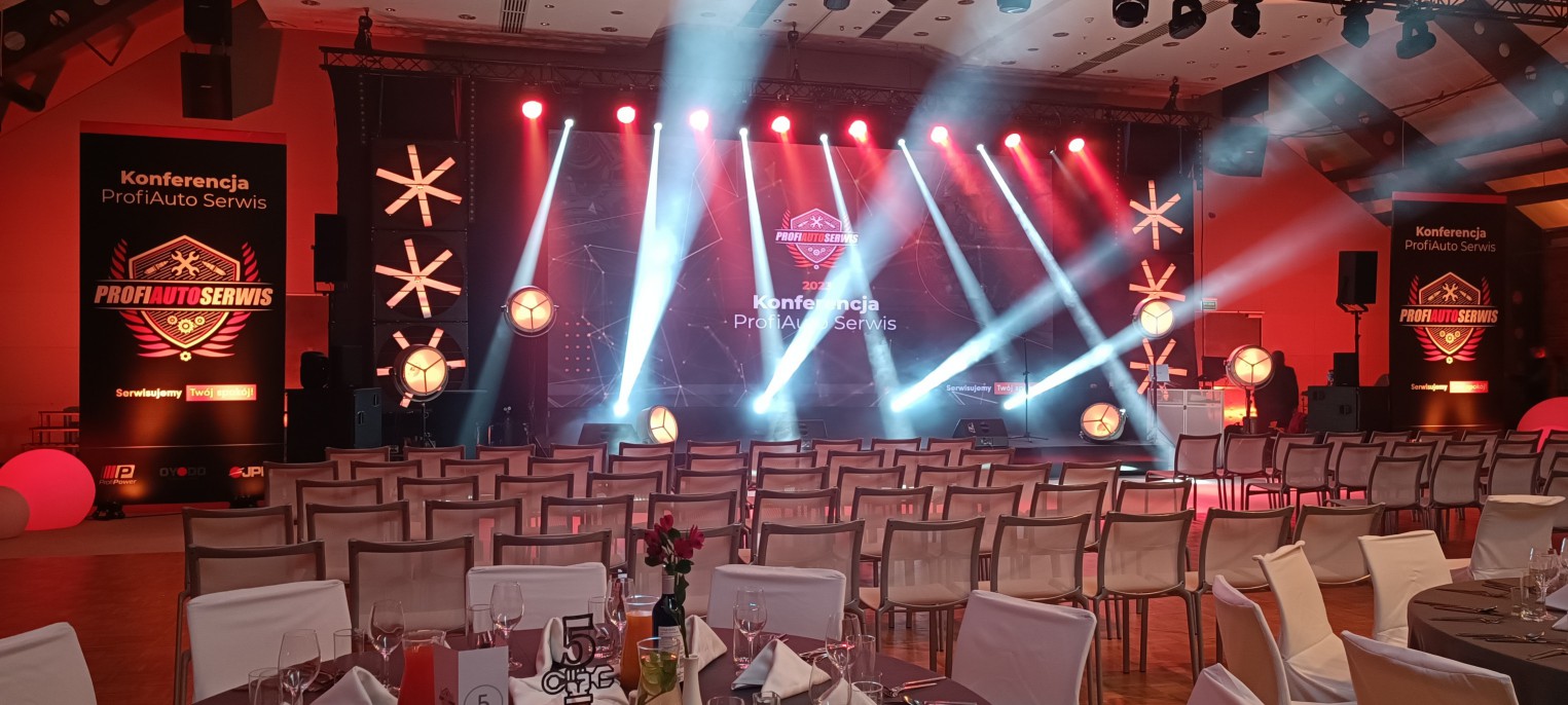 Scena gali z ekranami LED i oświetleniem